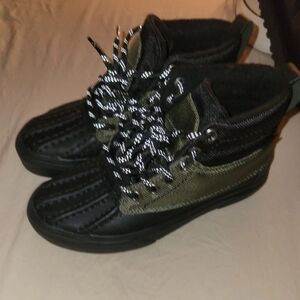 The Vans Sk8-Hi Del Pato MTE 3.5 sneakers in Scotchgard Green are versatile snea